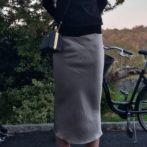 Guld/silvrig midkjol - Kjolen har en rak passform och slutar vid vaden. Perfekt att styla med en stickad tröja eller en enkel topp. Nypris 300 Mitt pris 59 Storlek S-Xs. Kjolen har ett litet hål där bak därav priset.💕