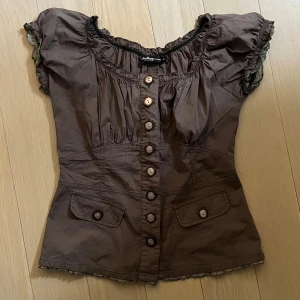 Jätte söt blus i storlek S - Jätte söt babydoll coquette blus med unik design💕🌸