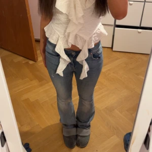 Blå jeansbyxor från Vero Moda - Snygga blå jeansbyxor från Vero Moda med klassisk femficksdesign och normal passform. Jeansen har raka ben och är tillverkade i denim med en lätt tvättad look. Perfekta för en avslappnad stil.