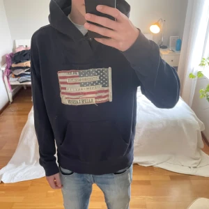Mörkblå hoodie från Ralph Lauren! - Säljer en otroligt snygg och stilren hoodie från Ralph Lauren! Storleken är L och skicket är enligt mig mycket bra! Detta är en ovanlig och eftertraktad hoodie! Vid fler frågor om bilder eller annat är det bara att höra av er!