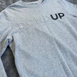Grå sweatshirt från Dondup! - Säljer en stilren grå sweatshirt från Dondup. Tröjan är mycket bra skick. Storleken är L och passformen slim fit. Passar perfekt nu till våren och sommaren! Vid fler frågor är det bara att höra av er!