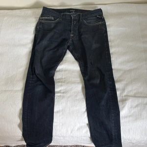 Mörkblå Replay jeans - Säljer mörkblå Replay jeans använda ett par gånger men köpte de begagnade så de e lite slitna vid fickorna. Säljer de pga tröttnat på de och vill köpa nytt.