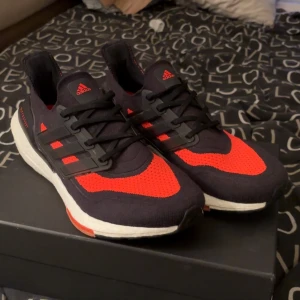 Adidas ultraboost  - Ett par bekväma Adidas ultraboosts som endast används vid få tränginstillfällen. Storlek 44 men skulle passa en som har 43. Skick: 9/10. OBS, inte original låda. Pris kan diskuteras.