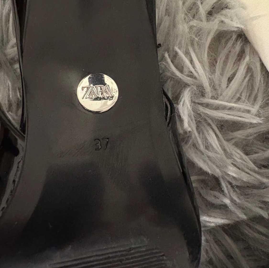 Svarta klackar med rosett från Zara - 3