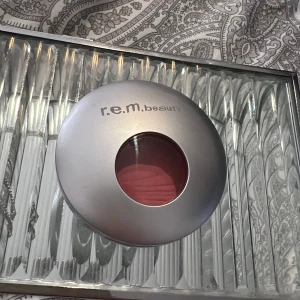 Satin Matte Blush Skinny Dipped från r.e.m. beauty - Säljer ett blush från r.e.m. beauty i nyansen Skinny Dipped. Färg skinny dipped, som ny, endast använd få gånger