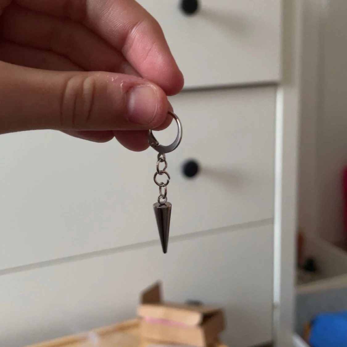 Silvriga örhängen med konformad hängande detalj - 1