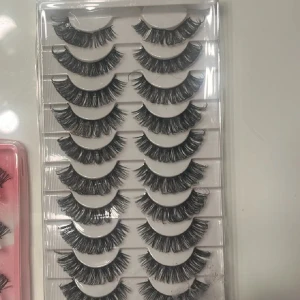 Flera par lösögonfransar i svart - Säljer ett set med flera par svarta lösögonfransar med volym och längd. Fransarna har en böjd form och ger en dramatisk look. Perfekt för att lyfta din ögonmakeup.