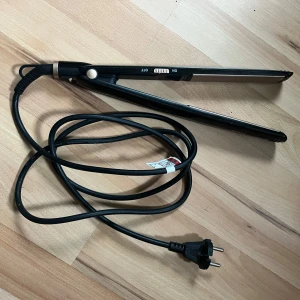 Plattång från Clatronic - Svart plattång från Clatronic med keramiska plattor och enkel on/off-knapp. Lång sladd för smidig användning. Perfekt för att styla och räta ut håret snabbt och enkelt. Använd endast några få gånger & funkar perfekt. Nypris 199kr på elgiganten 