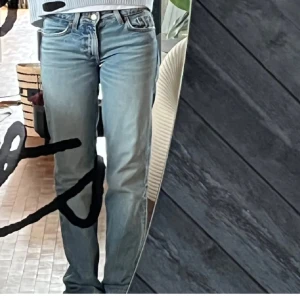 Trendiga Zara jeans - Low waist raka jeans från Zara, storlek 34, bra skick (inte min bild!)