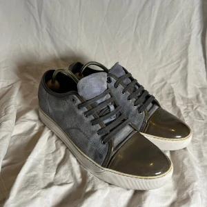 Lanvin DDB1 - Lanvin DDB1 | Nypris: 5000 | Storlek: Uk 9, innermåttet är ca 28,7 |Skick: mycket bra  (minimalt slitage kan ses i bilderna, litet vitt sträck på tåboxen som syns på bilden) | Medföljer: endast skor | extremt snygga och är extremt eftertraktade nu till sommaren! Passar både fest och vardag! Hör av dig vid minsta lilla fråga🤩