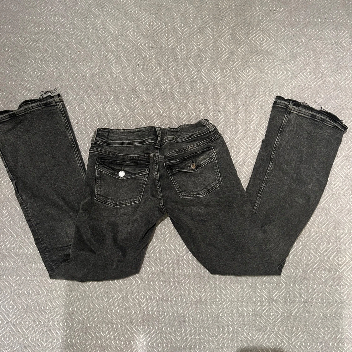 Svarta bootcut jeans med råa kanter - 1