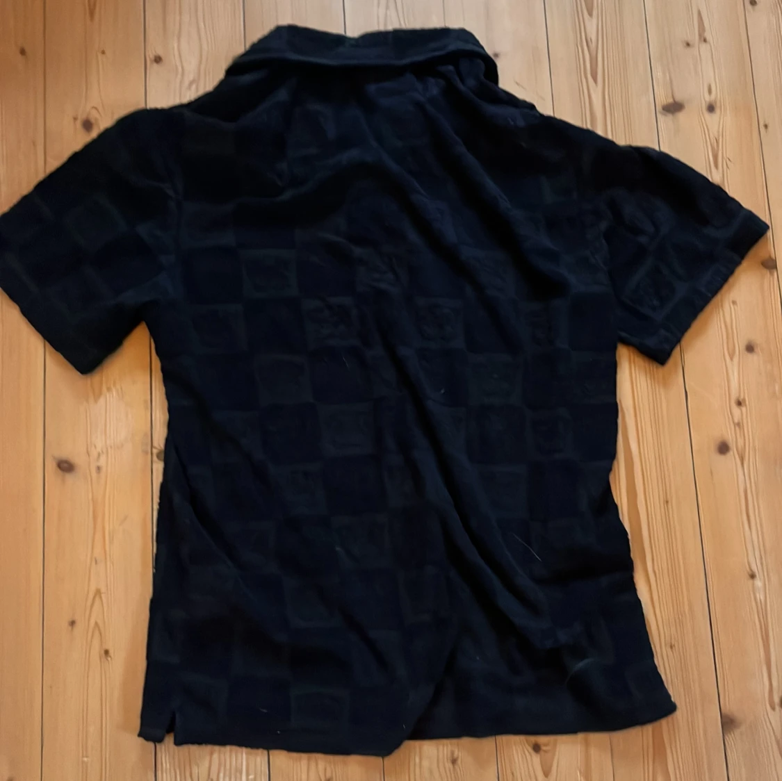 Svart t-shirt med krage från H&M x Smiley - 1