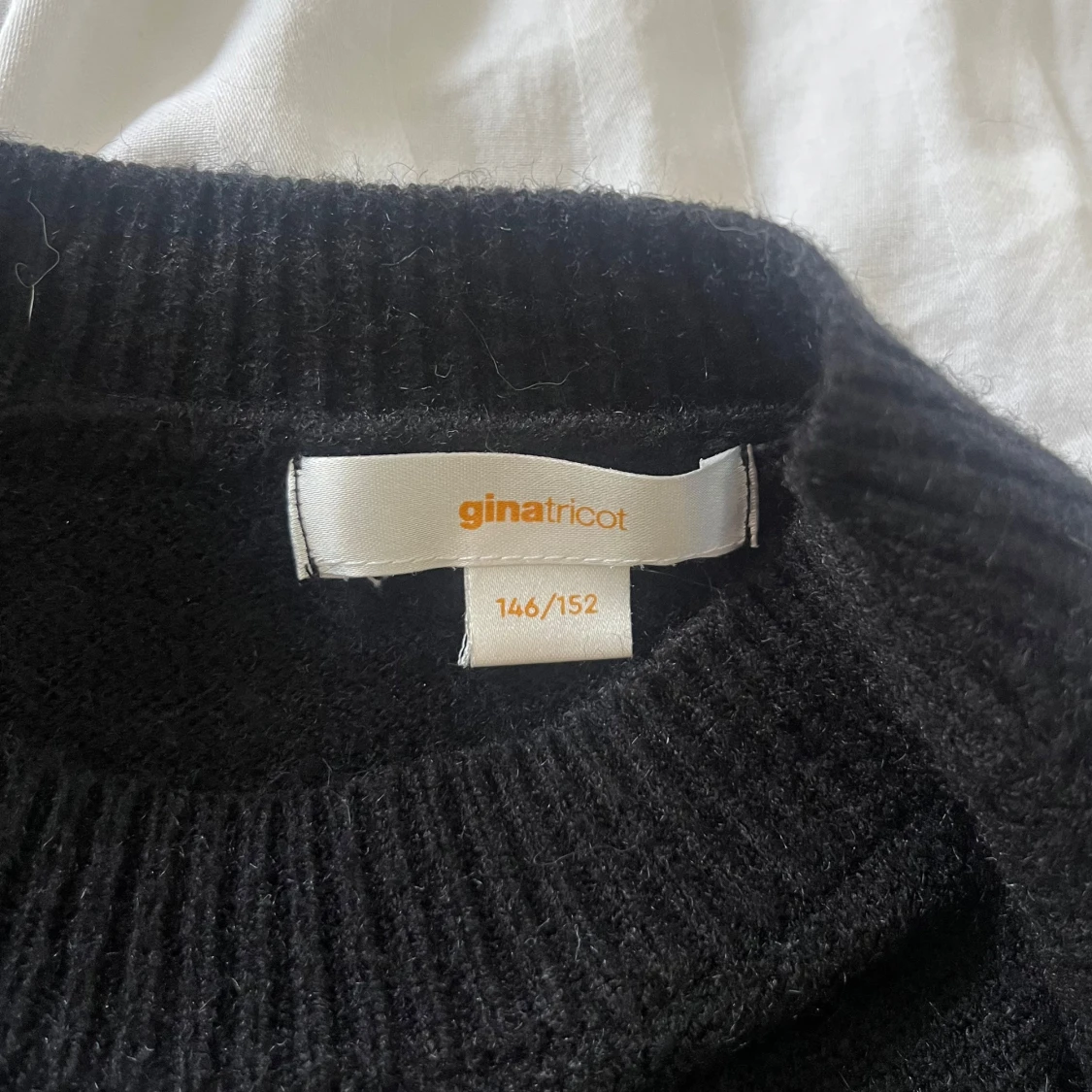 Svart stickad tröja med stjärnor från Gina Tricot - 2