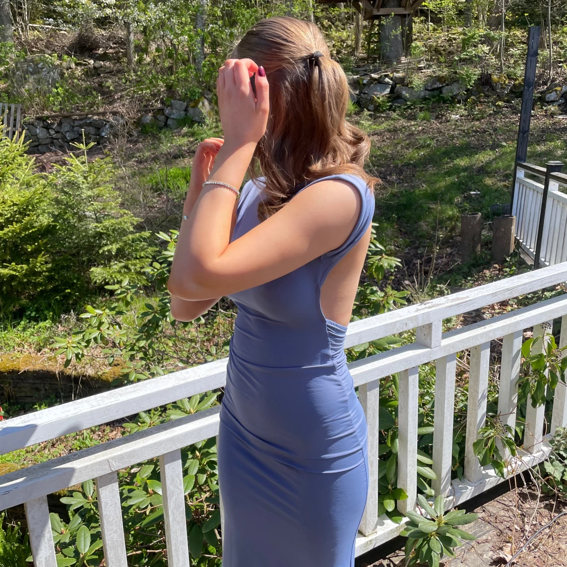 Ljusblå tight långklänning med rynkdetalj - 1