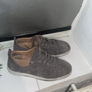 Grå louboutins ( äkta ) - Säljer mina louboutin i storlek 44 för dom är för små. Dom är ca 1 månad gammla och hyfsat skick som går att fixa till bättre skick (Box eller kvitto ingår inte)