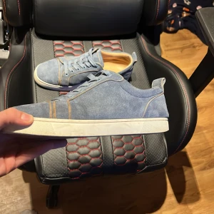 Blåa Loubutins - Säljer dessa blå vita loubs för att dem inte används. 8,5/10 sick. Tvättar innan jag sickar iväg dem. Tar byten!! Bara att skriva vid minsta fundering. Priset kan diskuteras 