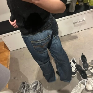 Replay  lowwaist jeans  - Ett par replay jeans lowwaist med bootcut stil. De är mörkblåa och har en jätte snygg design både fram och på bakfickorna. Waist 27 och längd 27 där midjemåttet är 74 cm och inerbenslängden 76cm💕