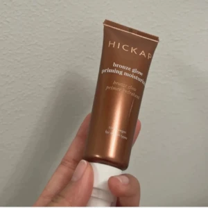 helt ny bronze glow - oöppnad bronze glow kräm från hickap! har en sedan innan så säljer denna jag fått! 🫶🏼