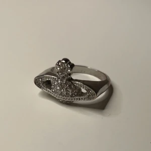 ”Vivienne Westwood” liknande ring⋆⭒˚.⋆🪐 ⋆⭒˚.⋆ - Säljer en ”Vivienne Westwood” liknande ring i rostfitt stål med ett saturnus motiv. Säljer pga att jag bytt till guldsmycken och därav inte använder ringen. Använd någon enstaka gång så mycket bra skick! Kom gärna med egna prisförslag!❤️❤️