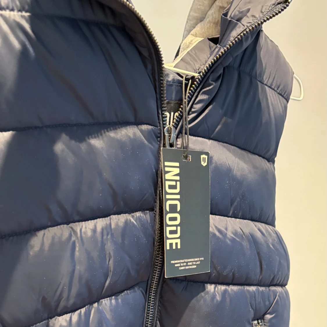 Mörkblå dunväst från INDICODE - 2