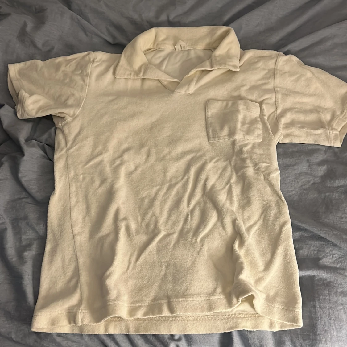 Vit piké t-shirt med krage och bröstficka