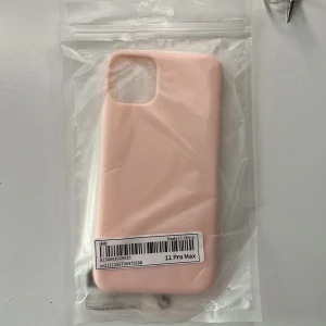 Ljusrosa mobilskal till iPhone 11 Pro Max - Säljer ett ljusrosa mobilskal som passar iPhone 11 Pro Max, oöppnad. Skalet är slätt och har en enkel design med öppning för kameran. Perfekt för dig som vill ge mobilen en söt och stilren look.