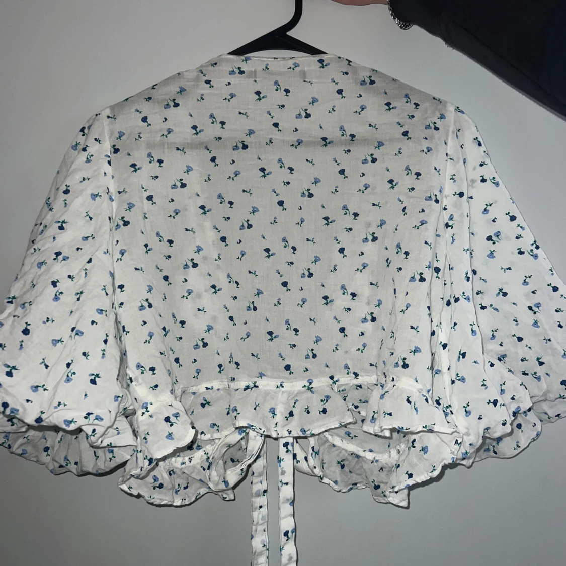 Vit blommig blus med knyt från Bik bok - 3