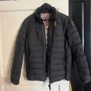 Parajumpers ugo super lightweight jacket - Säljer här en dunjacka från Parajumpers i storlek S. Nypris 5299kr. Mitt pris 1000. Väldigt bra skick
