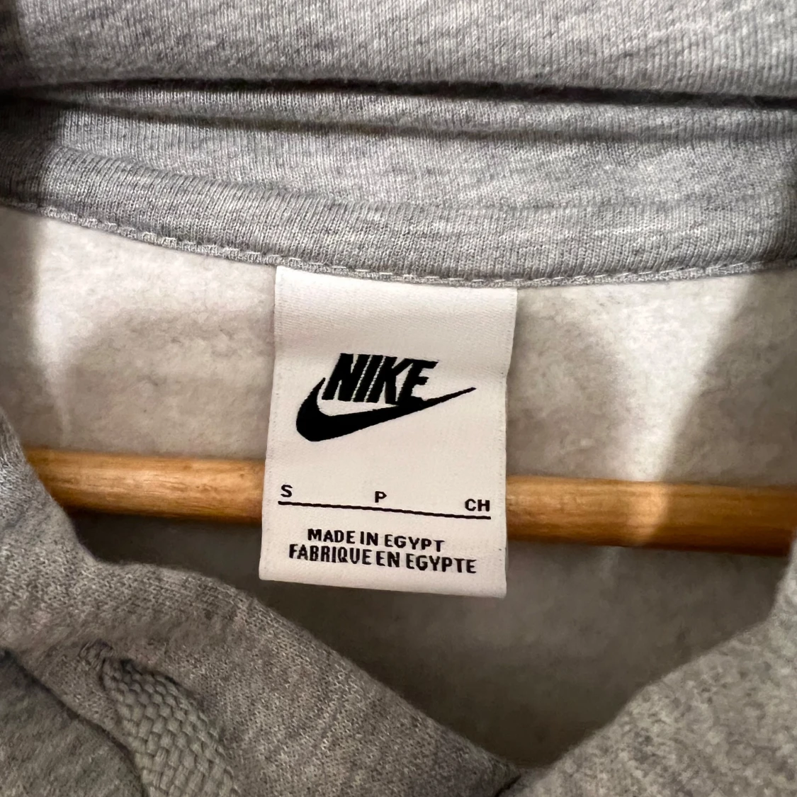 Grå Nike hoodie med färgglada loggor - 4