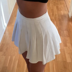 Tennis kjol - En jätte söt tennis kjol som är använd en gång. Jag har för mig att den är i storlek xs, tyvärr finns det ingen lapp med storleken kvar. 