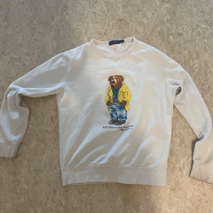 Polo Bear av Ralph Lauren - Vit tröja från Polo Ralph Lauren tröjan har rund halsringning och långa ärmar. 