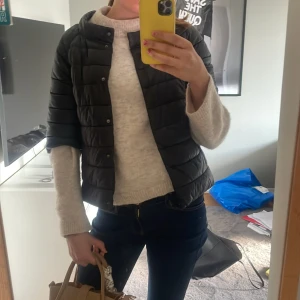 Trekvartsärmad Vårjacka - Säljer en trekvartsärmad jacka från Le Streghe i storlek M. Bra skick å perfekt nu när de börjar bli varmare!!☀️☀️