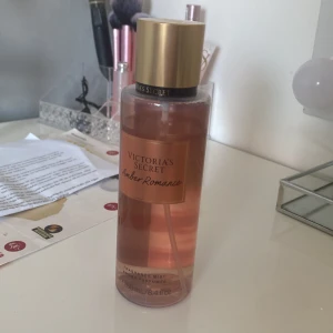 Amber Romance Fragrance Mist från Victoria's Secret - Amber Romance är en doftmist med toner av djup amber och sötma, perfekt för dig som gillar varma och sensuella dofter. Flaskan är genomskinlig med en varm orange ton och har ett guldfärgat lock. Innehåller 250 ml. Säljer för att det är inte min typ av doft. Kan gå ner i pris vid snabbt köp