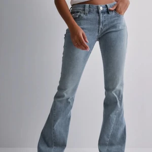 Ljusblå bootcut jeans från True Religion - Säljer ett par ljusblå bootcut jeans från True Religion med klassiska detaljer då de är förstora för mig💗Andvända 4 gånger ungefär💗