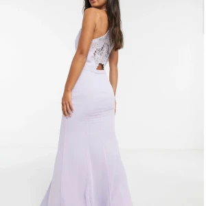 Balklänning - Jättesöt balklänning från Chi Chi London som jag säljer i ljusrosa och inte ljuslila som bilden visar. Silke/satin foder och har spets i ryggen. Slitsar på varsin sida som går upp strax ovanför knät. Har inbyggd bh. Har vanligtvis storlek S/36, men klänningen är i storlek 8 (UK). Endast använd en gång. Superfin och somrig💗💗 