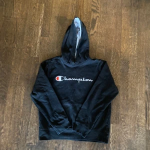 Champion hoodie - Säljer en lite använd champion hoddie.