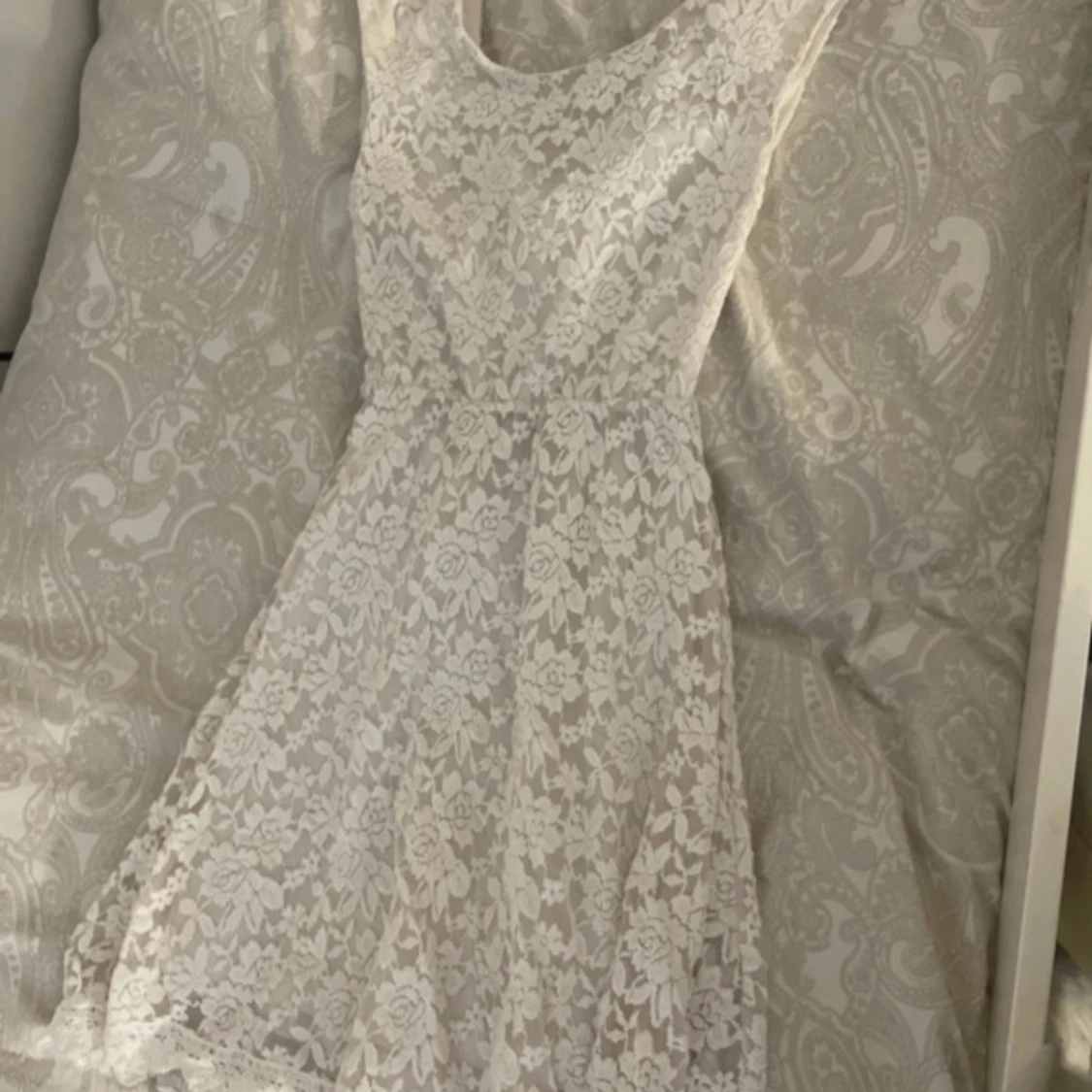 Vit spetsklänning med öppen rygg