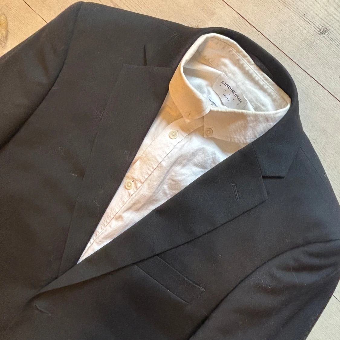 Svart kostym med vit skjorta Lindberg  - 2