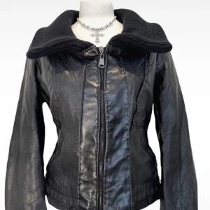 Svart skinnjacka med stickad krage - Bilderna är från henne som ja köpte den av men kan såklart skicka bild på att ja har den bara att skriva ganska tunn så passar perfekt för vår/höst