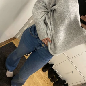 Blå jeansbyxor från Vero Moda - Säljer ett par jätte snygga klassiska blå jeans från Vero Moda med normal passform och utsvängda ben. knapp- och dragkedjestängning samt klassiska fickor fram och bak. Perfekta till vardags och lätta att matcha med olika toppar. ALDRIG ANDVÄNDA