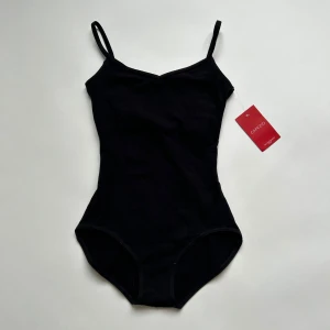 Leotard Capezio - Helt ny leotard från Capezio! Bomull. Passar nån som är petite. Den är egentligen menad för dans och liknande, men det går lika bra att ha den till vardags som en body! 