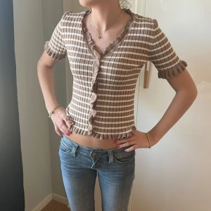 Söt topp/tunnare kofta - Säljer en söt brun och vit randig kofta från A View. Knappt använd💕 den är mer ljusbrun i verkligheten🫶🏼 pris kan diskuteras.