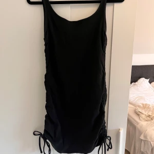 Klänning - Ribbad klänning med sören från Noisy may i storlek S