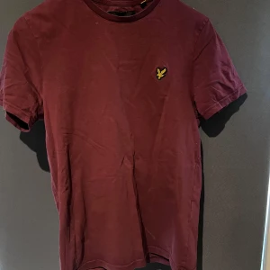 T-shirt - Stilren vindröd T-shirt från Lyle & Scott! Jag stryker den självklart innan den skickas!! Hör av dig vid minsta fundering!🔥💥