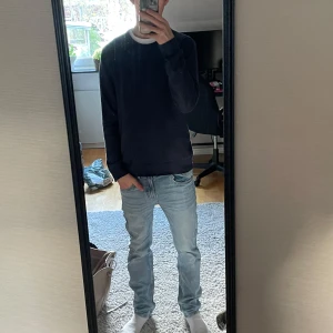 Ljusblå slim jeans - Ett par ljusblå jeans från Lindex. De är i storlek 158 men passar mig som brukar ha 29/30 i jeans och är 180. 