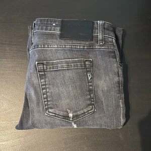 Svarta Dondup jeans med slitningar. - Hej! Säljer nu mina riktigt fräscha jeans från dundup. Storlek 29w 30L. Hör av er om ni har frågor eller vill ha fler bilder. MVH Theodor!
