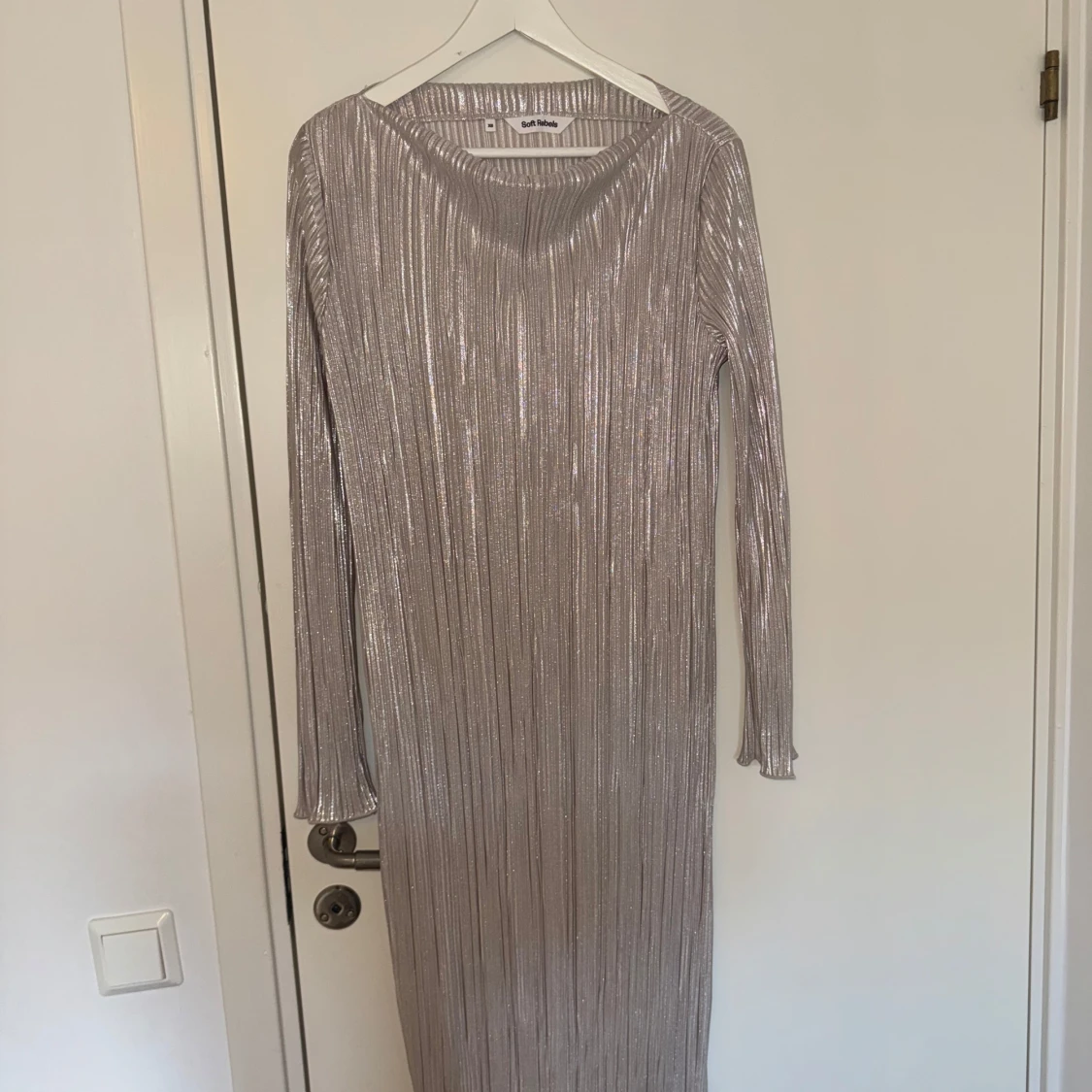 Silverfärgad långklänning med glittereffekt från soft rebels - 2