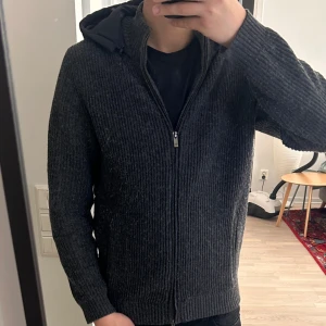 Massimo dutti cardigan  - Mycket fint skick | Size M | Modell 180 75 kg |  fraktar spårbart inom 24 timmar med PostNord eller instabox