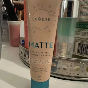 Lumene Matte Oil-Control Foundation  - Säljer foundation från Lumene i nyansen Light Ivory. Ger en matt finish och är oljekontrollerande, perfekt för kombinerad hy, full täckande, vegansk formula. Oöppnad, ord pris : 150-180kr 