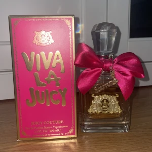 Viva La Juicy Eau de Parfum från Juicy Couture - Parfymen är helt ny med kartongen och är nästan helt fylld. Viva La Juicy är en ikonisk parfym i en lyxig glasflaska. Doften är söt och fruktig, perfekt för dig som gillar feminina och lekfulla parfymer.